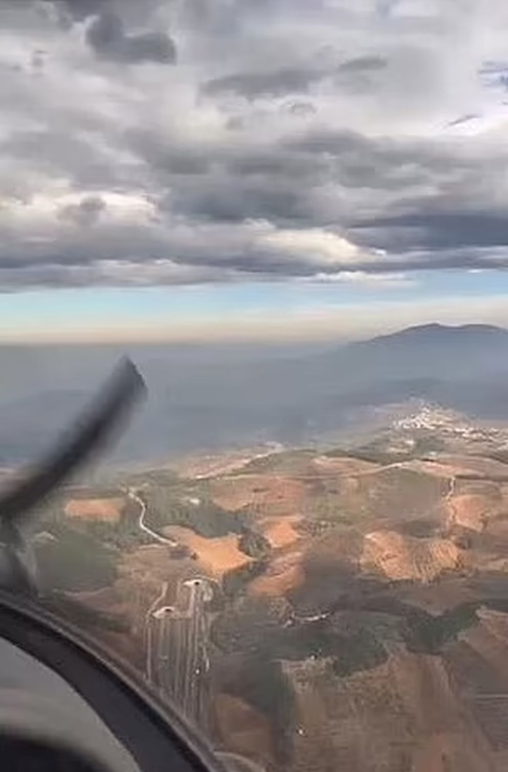 萨格兰姆分享从小型飞机拍下的机外景色。