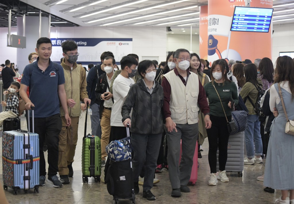 長假期正式結束不少市民經西九龍高鐵站回港。禇樂琪攝