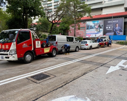 被票控及被拖走的違例停泊車輛。 警方提供