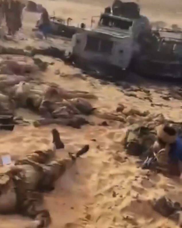 馬里叛軍公布相關影片，顯示沙地躺着數十具屍體。X圖片