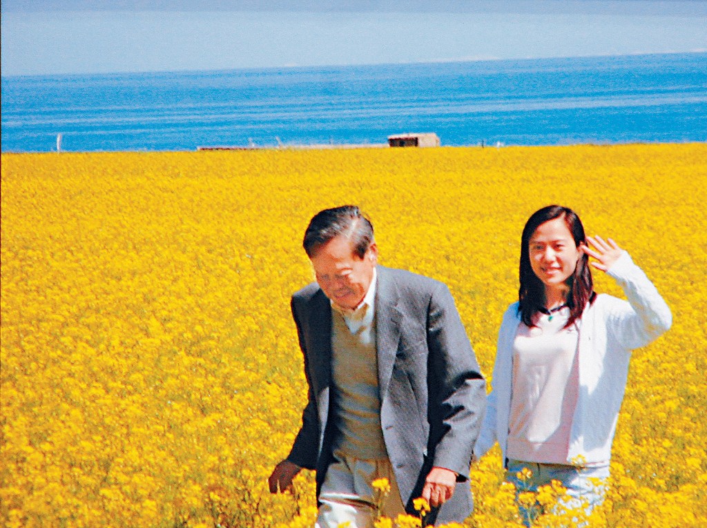 楊振寧與第二任妻子翁帆恩愛如昔。圖為兩人2006年到青海旅遊。