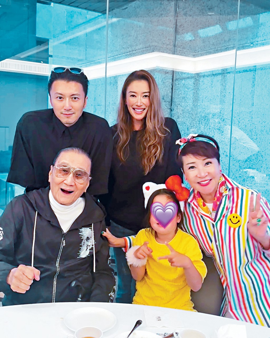 謝婷婷分享全家人飲茶的合照，每個人都笑容燦爛。
