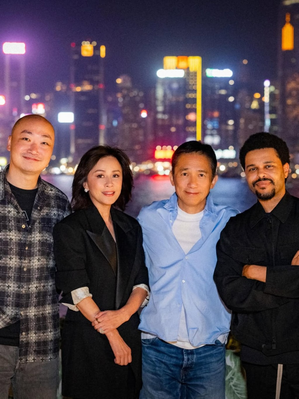 梁朝偉與劉嘉玲偕同好友為抵港的 The Weeknd 設宴，合照記錄難得的跨界相聚時刻。