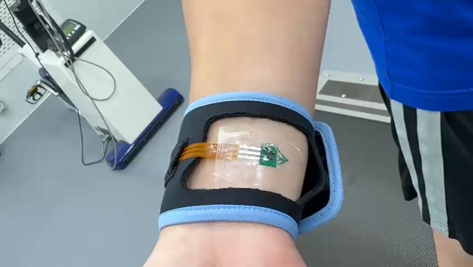 在香港科技大學的培育下,他製作了一款汗液傳感器。 在香港科技大學的培育下,他製作了一款汗液傳感器。