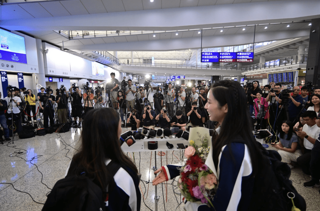 巴黎奧運凱旋回港的江旻憓在機場接受傳媒訪問。陳極彰攝