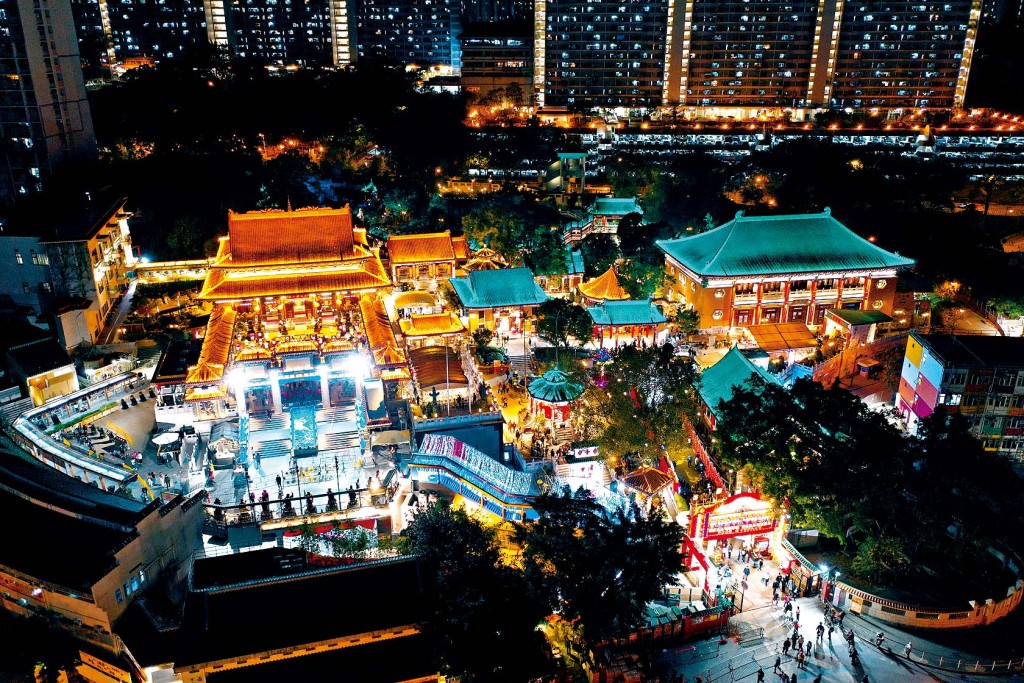 黃大仙祠自2021年起,於農曆初一及十五舉辦「夜遊大仙祠」,透過主題導賞及《黃大仙寶經》臨帖工作坊等,多角度推廣黃大仙信俗文化。 黃大仙祠自2021年起,於農曆初一及十五舉辦「夜遊大仙祠」,透過主題導賞及《黃大仙寶經》臨帖工作坊等,多角度推廣黃大仙信俗文化。