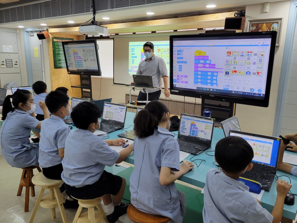 英文科教材以「尋寶遊戲」作為引入，學生可從遊戲中學習方向及公共設施的英文生字。