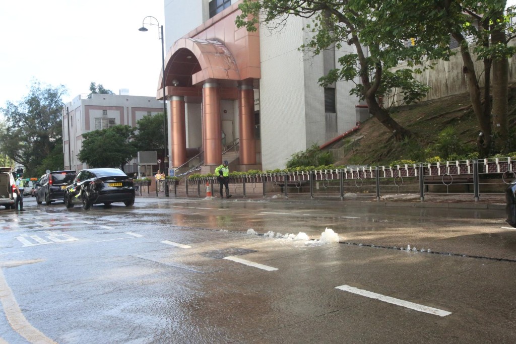 車輛須涉水而行。