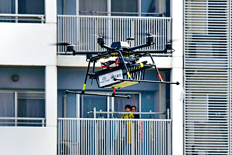 小型無人機在東京市郊,試驗向民居住客送貨。
