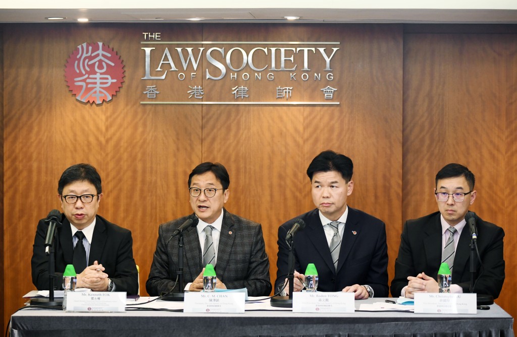 香港律师会记者会，关于《基本法》第二十三条立法的意见书：（左起）副秘书长霍永权，会长陈泽铭，副会长汤文龙，副会长余国坚。何健勇摄