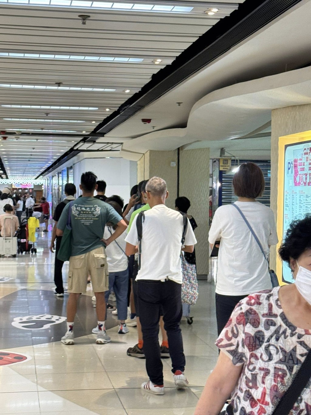 區議員張美雄周四早上南豐廣場現場所見,仍有逾百人排隊等待取貨。(張美雄fb圖片) 區議員張美雄周四早上南豐廣場現場所見,仍有逾百人排隊等待取貨。(張美雄fb圖片)