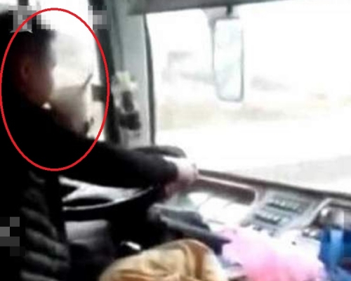 司機趙某一邊開車一邊吃米粉。 網上圖片