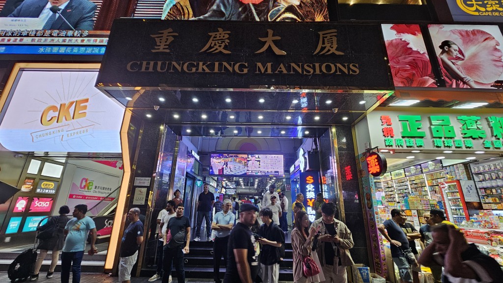 香港人的一般印象中,有很多印度、南亞裔人在重慶大廈居住。《手捲煙》的故事同樣在這裏發生。 香港人的一般印象中,有很多印度、南亞裔人在重慶大廈居住。《手捲煙》的故事同樣在這裏發生。