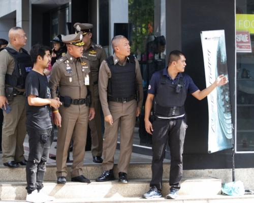 事件由凌晨扰攘至早上，多名警员在场戒备。AP