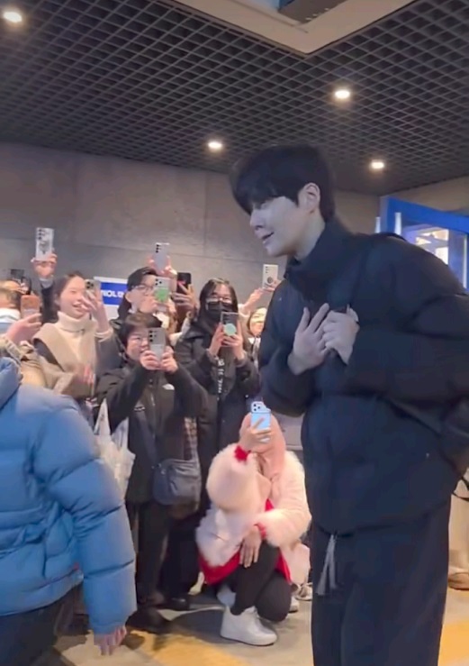 粉絲在劇場門外等金宣虎下班，他則一直向他們鞠躬，以示感謝。