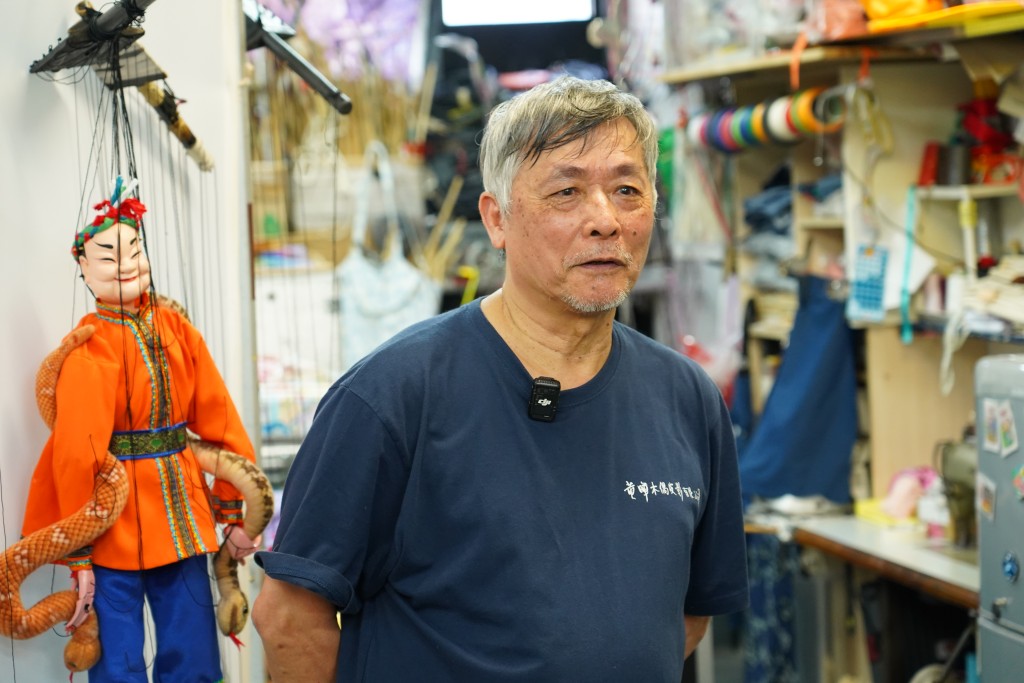 資深木偶戲師傅黃暉表示，木偶皮影戲在香港屬冷門行業，難以維持生計。