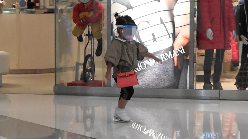 小妹妹上身衫係Burberry,下身係Fendi,袋仔係Hermes。