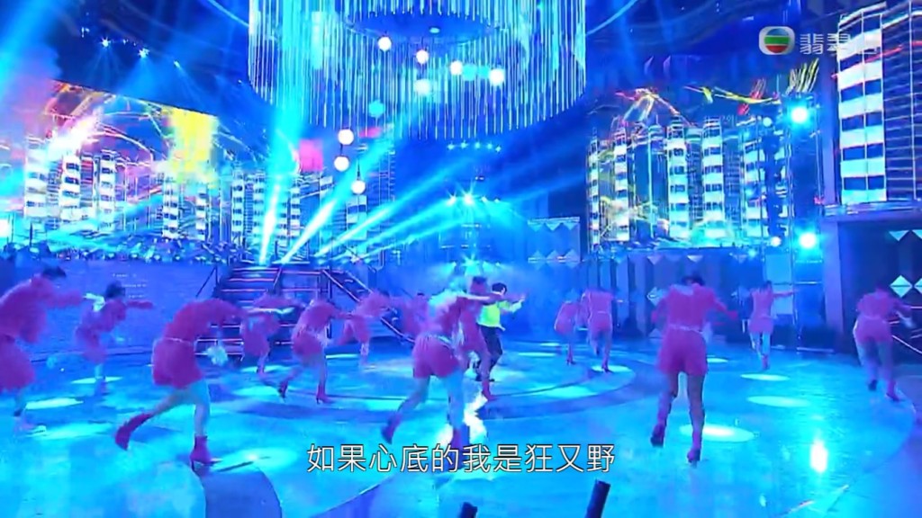 现场有逾百舞蹈员为郭富城伴舞。