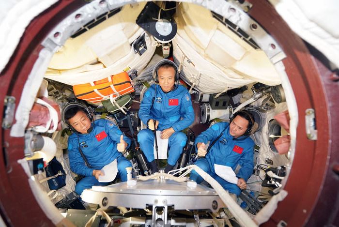 3名太空人鄧清明、費俊龍及張陸圓滿。