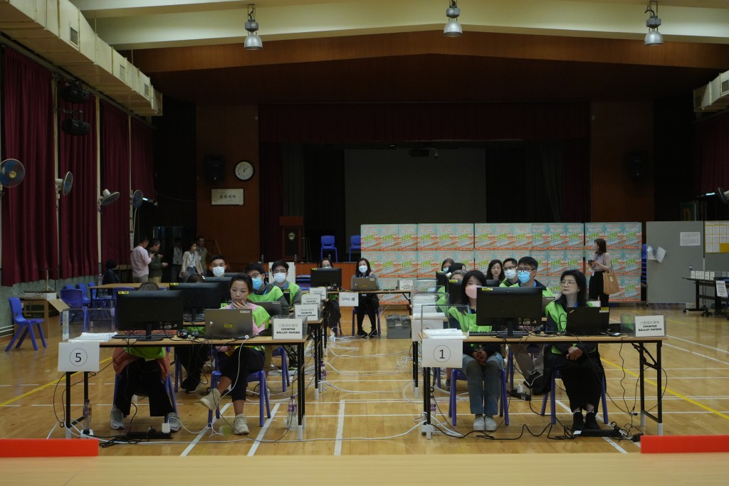 地區委員會界別選舉開始點票。劉駿軒攝