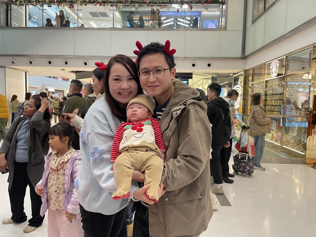 家住附近的林生、林太帶着剛出生的嬰兒到商場遊玩。