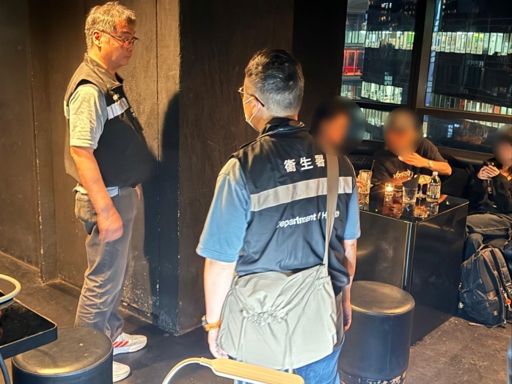 署方人員透過放蛇,破獲中環一間樓上酒吧非法容許顧客吸食水煙。 署方人員透過放蛇,破獲中環一間樓上酒吧非法容許顧客吸食水煙。