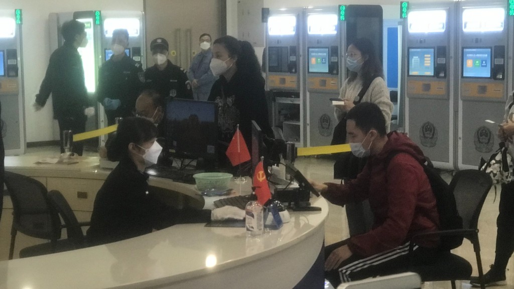 粵優化赴港旅遊簽註網上預約,辦證窗口「能開盡開」。 點新聞圖