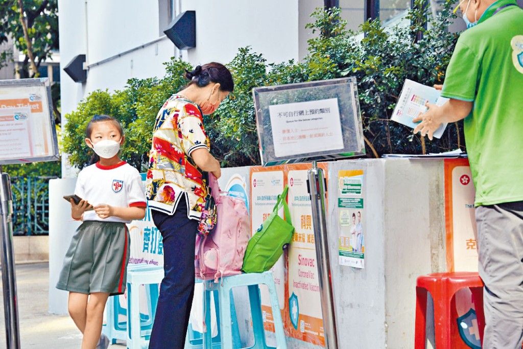 科學委員會建議幼童，可接種三針復必泰幼兒版疫苗。