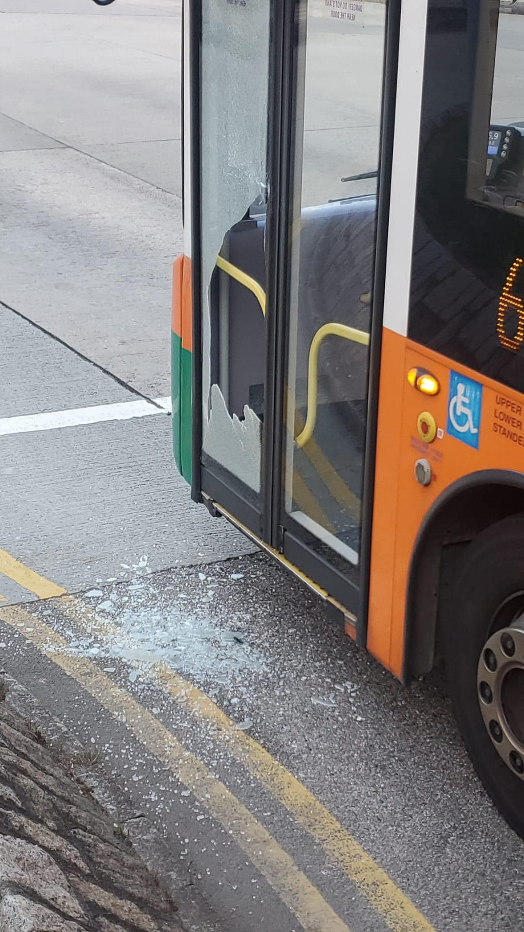 新巴車門被石頭擊毀。（fb：將軍澳主場）