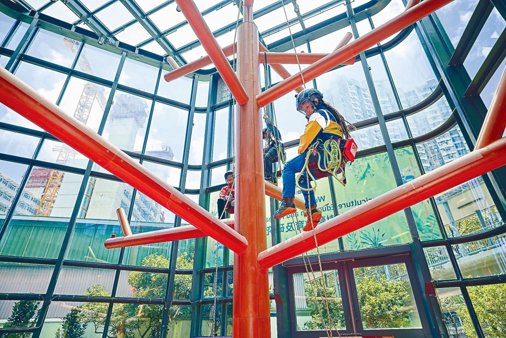 「伍絜宜树艺教育及研究中心」内设有高达10米的人工树，而且配备园艺树艺AR/VR学习设备和安全装置，为THEi高科院的学生和业界人士提供全方位培训场地。