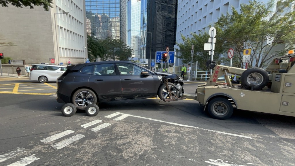 肇事私家車被拖走。楊偉亨攝