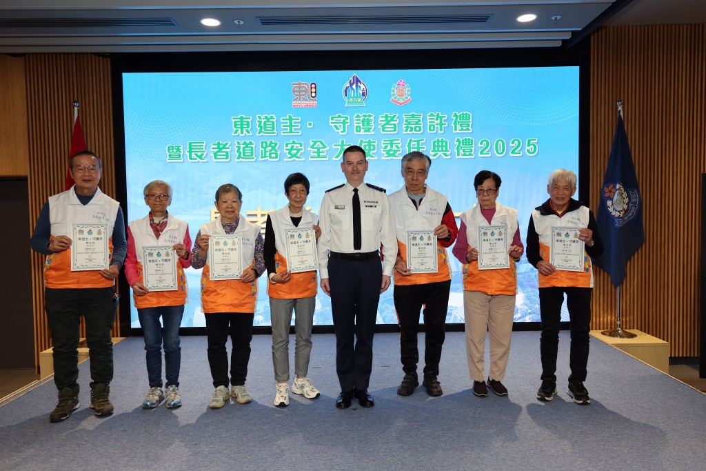  東九龍總區副指揮官顏鐵誠與眾人合照。警方提供