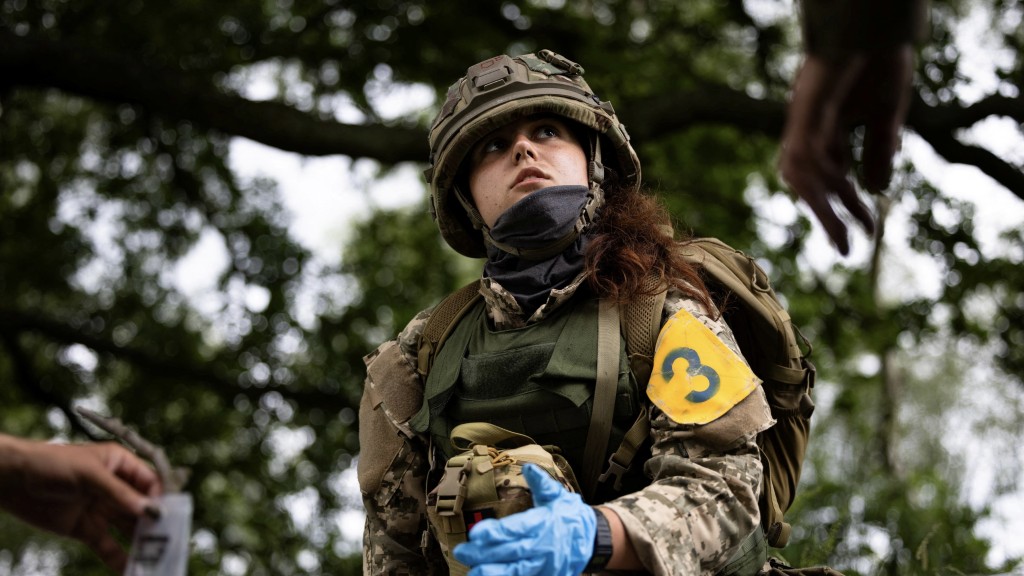 英国陆军成员参加为乌克兰军队提供的战斗医疗训练。 路透社