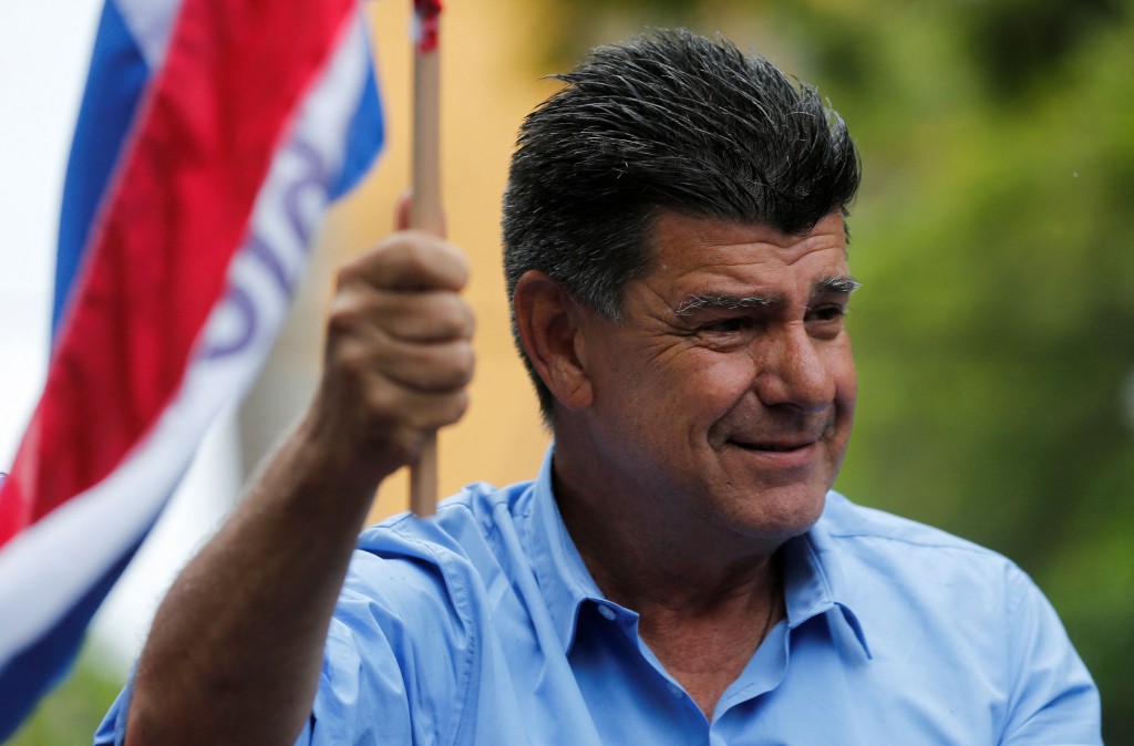 巴拉圭總統候選人艾里格里在競選集會上揮舞著旗幟。路透社