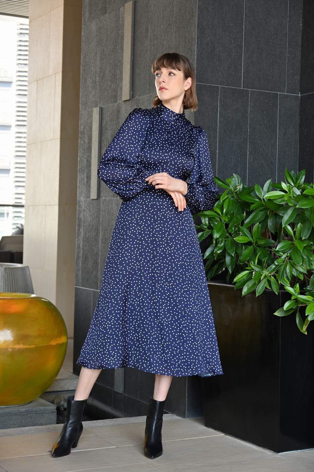 藍白色波點緞面連身裙/$1,573。