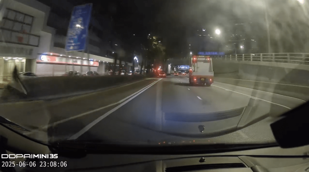 車cam主的車住沿告士打道向西行駛。Facebook「交通意外求片群及提供快相位置」群組 車cam主的車住沿告士打道向西行駛。Facebook「交通意外求片群及提供快相位置」群組