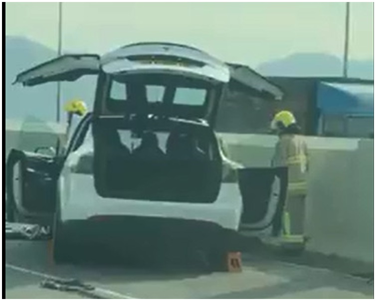 電動車車頭嚴重損毀。圖:突發事故報料區