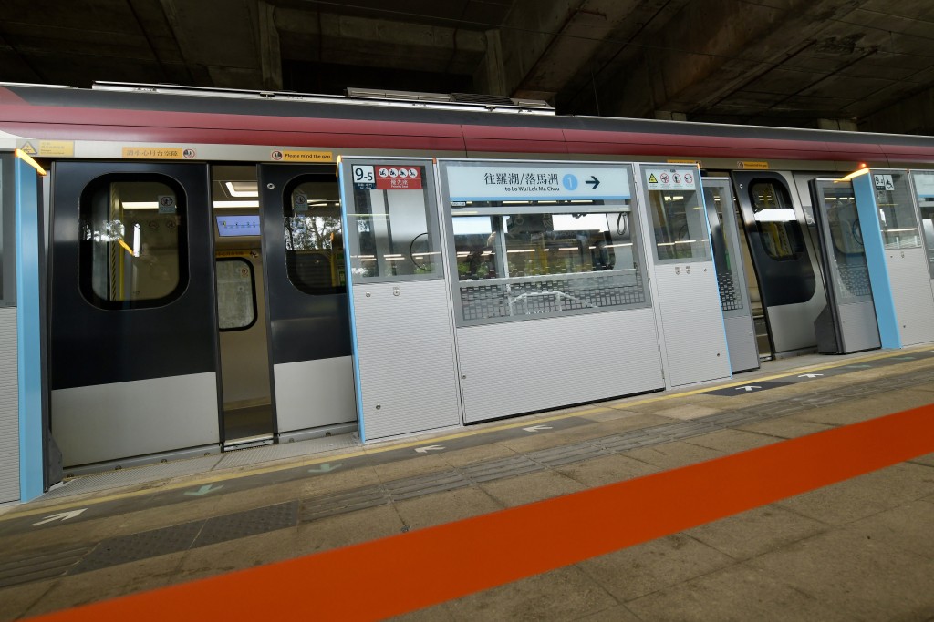 首批东铁綫闸门安装工程已在5月2日开始在马场站展开。梁誉东摄