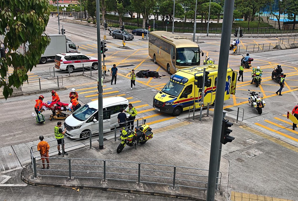 九龙湾发生严重车祸。fb：香港交通事故报料专区