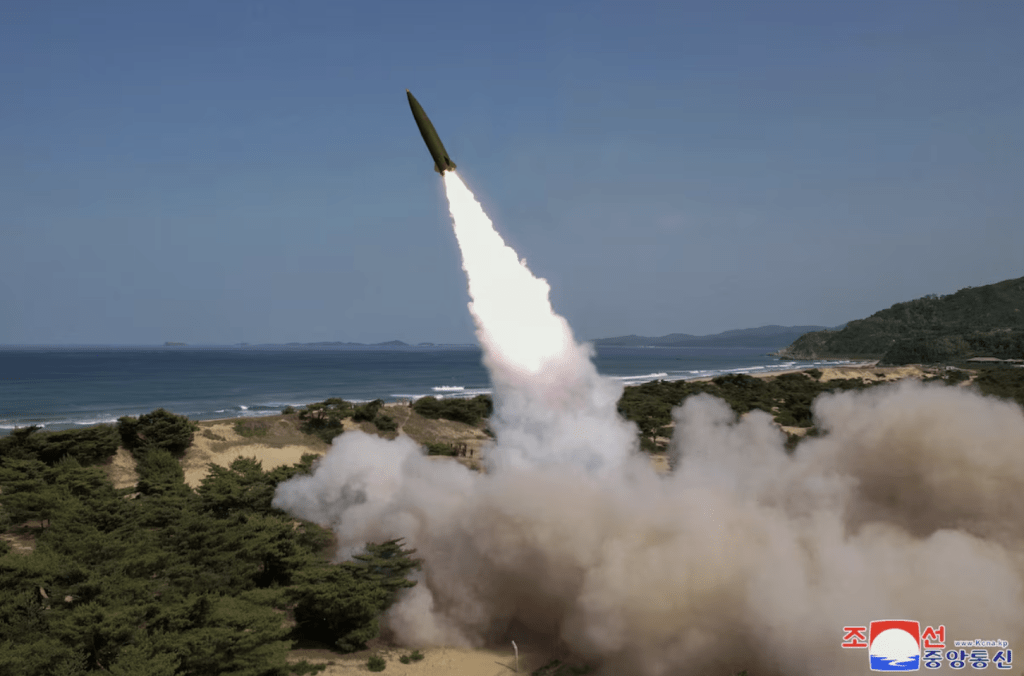 北韩官媒朝中社今日（18日）证实，北韩昨日（17日）在东海试射配备新型导航系统的战术弹道导弹。路透社