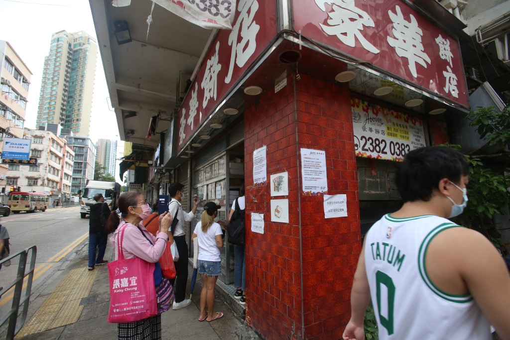 豪華餅店今早大排長龍。