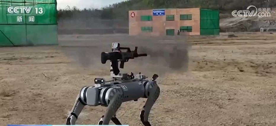 机器狗向目标射击，准确度不会差过人类。