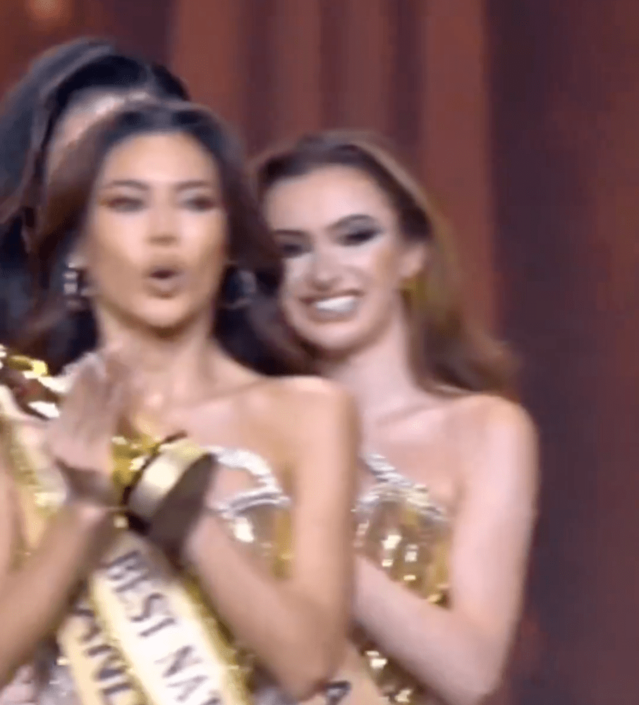 數秒後,主持人急忙澄清:「啊啊,對不起,晉級的是巴拉圭小姐(Paraguay)!」其他國家佳麗隨即露出驚訝神情。X@lacapital/Grand TV 數秒後,主持人急忙澄清:「啊啊,對不起,晉級的是巴拉圭小姐(Paraguay)!」其他國家佳麗隨即露出驚訝神情。X@lacapital/Grand TV