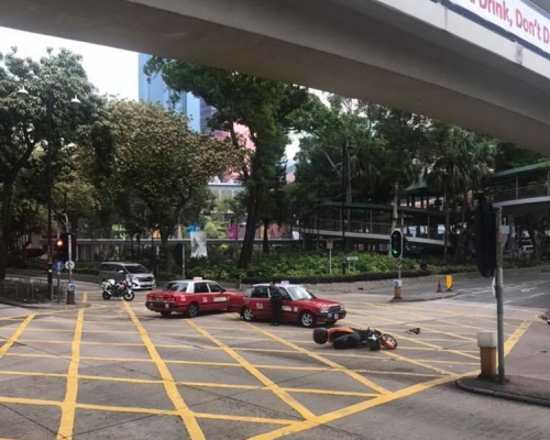 一輛載客的士與電單車相撞。(Facebook「香港突發事故報料區」圖片)