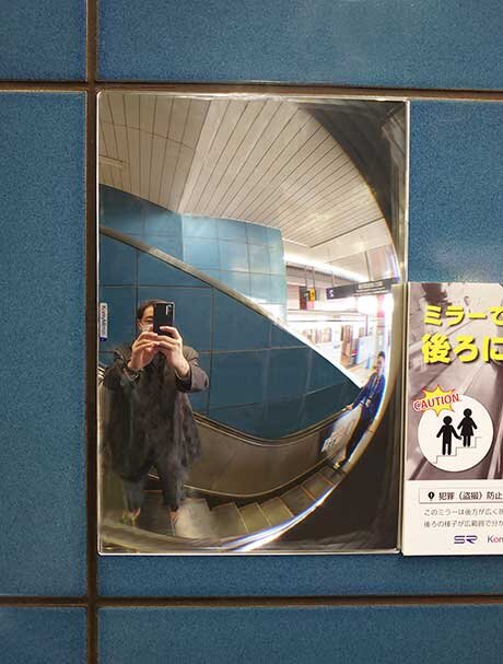 埼玉高速鐵道的車站內安裝了很多鏡子防「痴漢」。
