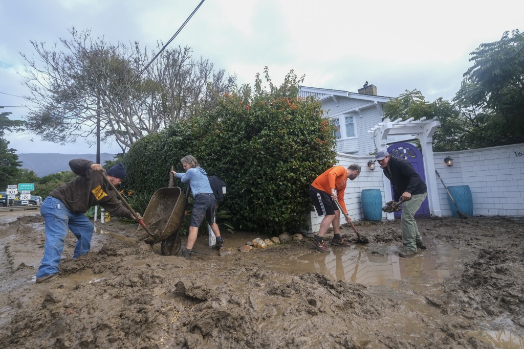 風暴引發了洪水和泥石流，加州不少居民家園被毀。AP