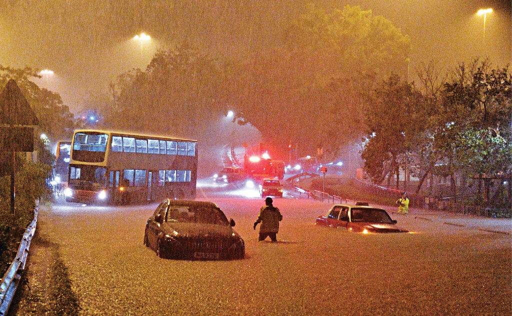 早前香港受世紀暴雨侵襲。天文台於9月7日晚上發出黑色暴雨警告，錄得一小時雨量最高為158.1毫米，是1884年有紀錄以來的最高，全港多區嚴重水浸。由於發出黃色暴雨警告至黑色暴雨警告的時間相距不足兩小時，大量市民表示所料不及，批評警報系統無法真正幫助市民避災，質疑系統形同虛設。