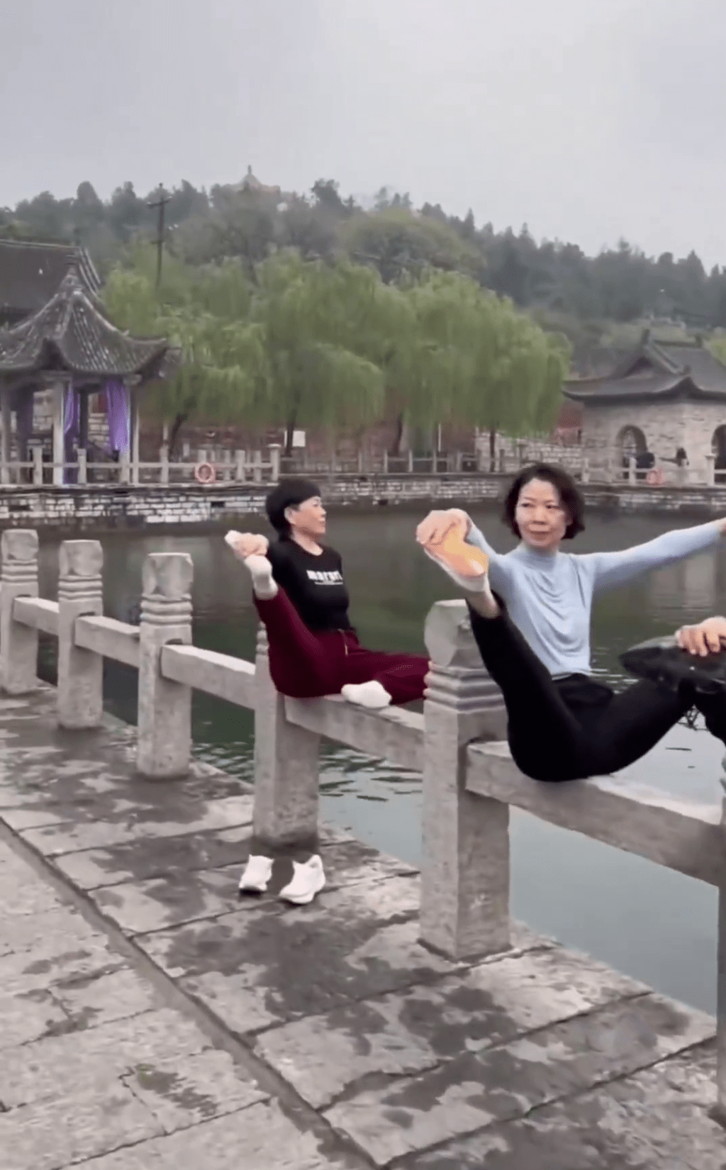 河南大媽「擘髀曬太陽」大玩「攞命瑜伽」。