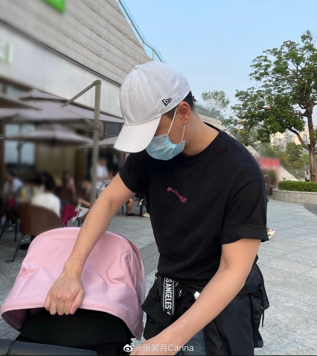 林峯細心地低頭幫手整理BB車。