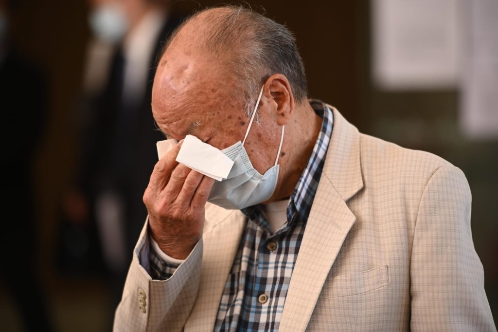 死者父親落淚。